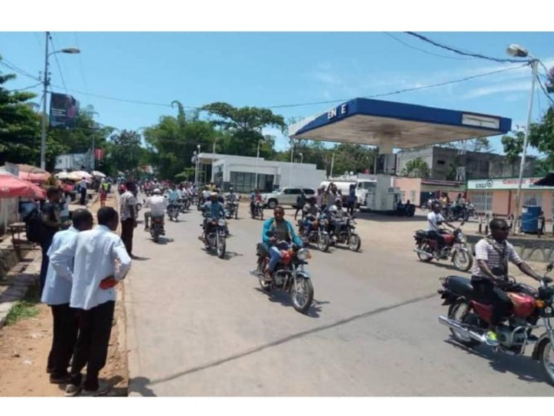 Motocyclistes à Mbuji-Mayi