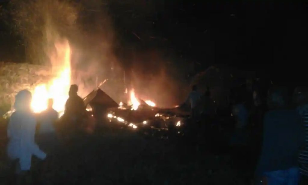Ituri : une vingtaine de cases incendiées dans un site des déplacés à Djugu