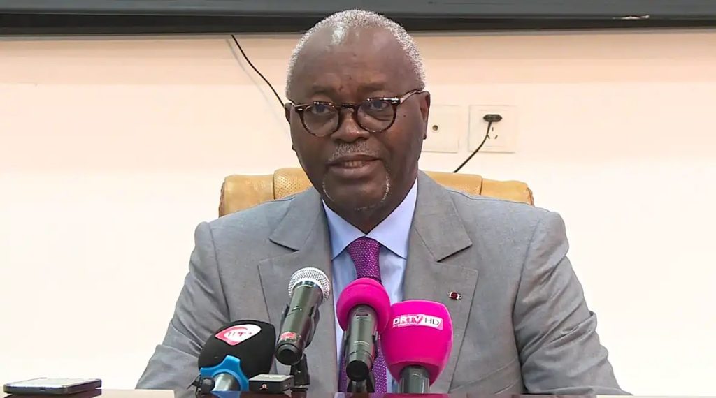 Le-ministre-Hugues-Ngouelondele